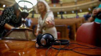 Unos auriculares de traducción en el hemiciclo del Congreso de los Diputados, el pasado 19 de septiembre.