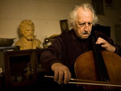 Fred Katz, violonchelista y m&uacute;sico de jazz.