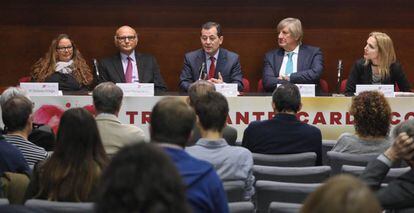 Beatriz Domínguez-Gil, directora de la ONT (derecha), escucha durante la jornada científica por el 50 aniversario del primer trasplante cardíaco.