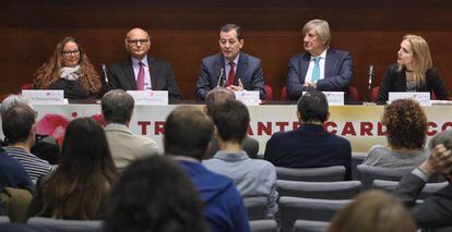 Beatriz Dom&iacute;nguez-Gil, directora de la ONT (derecha), escucha durante la jornada cient&iacute;fica por el 50 aniversario del primer trasplante card&iacute;aco.