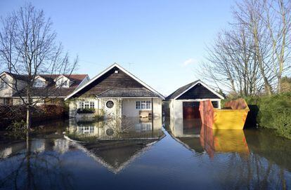 El pueblo de Wraysbury ha sido uno de los afectados por las inundaciones provocadas por el desbordamiento del Támesis. Una casa reflejada en el agua que inunda la calle. 