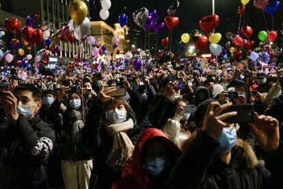 Fiesta de año nuevo en Wuhan, la ciudad donde se notificó la primera muerte por coronavirus.