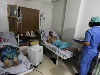 Civils en un hospital d'Alep ingressats després d'un atac amb gas.