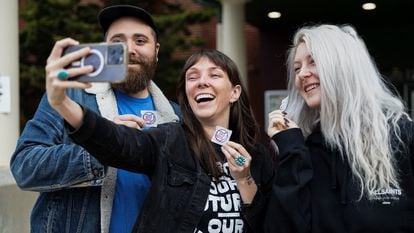 Ciudadanos de Ohio se toman un selfi mostrando que votaron este martes en Columbus.