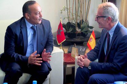 GRAF2322. RABAT, 25/09/2018.- El ministro de Cultura José Guirao (d) durante su reunión con su homólogo marroquí, Mohamed Laaraj, en la sede del ministerio de Cultura de Rabat. EFE/Javier Otazu