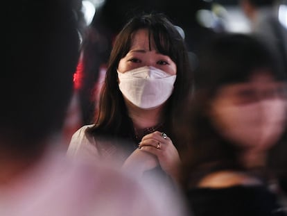 Varias personas rezaban este viernes en el lugar del asesinato de Shinzo Abe, en la ciudad japonesa de Nara.