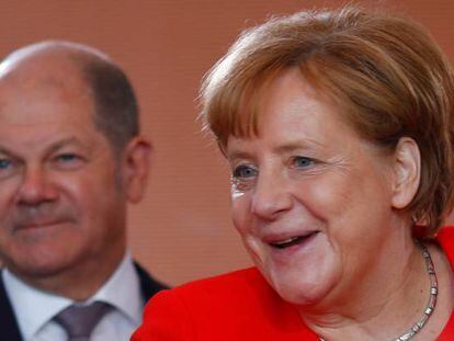 La canciller alemana, Angela Merkel, junto a su ministro de Finanzas, Olaf Scholz.