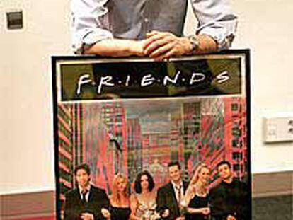 Andrew Reich, junto a un cartel de la serie Friends.