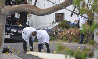 Los forenses tras un tiroteo en Ciudad de México.