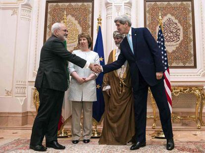 De izquierda a derecha, el negociador iraní Zarif, la europea Ashton, el ministro de Exteriores de Omán, Alawi, y el norteamericano Kerry, ayer en Mascat.