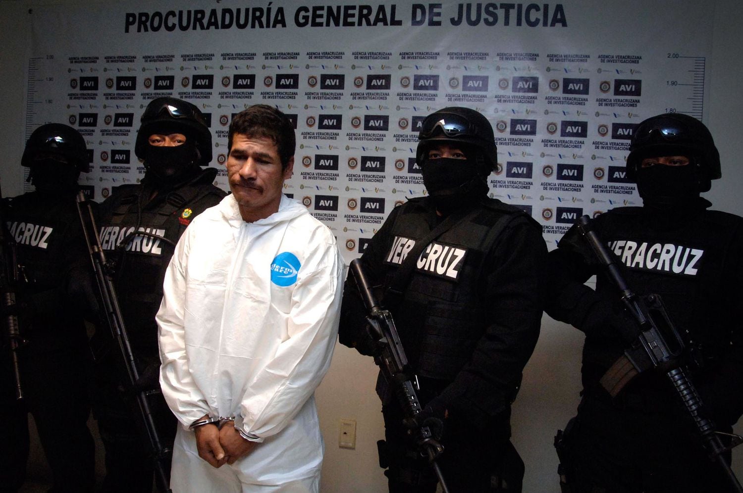 Elemento de la  Procuraduría General de Justicia del Estado escoltan a José Antonio Hernández Silva cuando fue presentado como responsable del homicidio. 