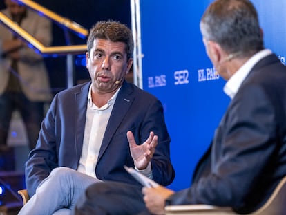 El presidente de la Generalitat, Carlos Mazón, junto a Bernardo Guzmán, delegado de Prisa, en los Encuentros SER, organizado por la cadena SER, en colaboración con ELPAÍS, en el Oceanogràfic de Valencia.