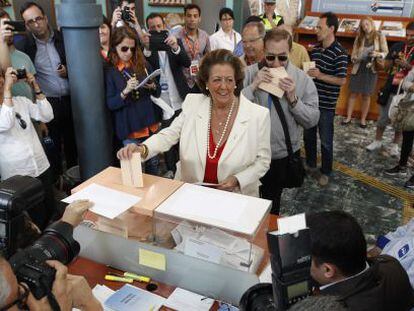 La alcaldesa de Valencia y candidata a la reelecci&oacute;n, Rita Barber&aacute;,votando en su colegio electoral. 