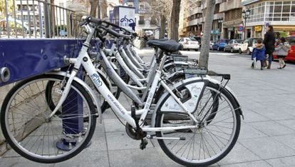 Bicicletas de alquiler estacionadas en Alicante.