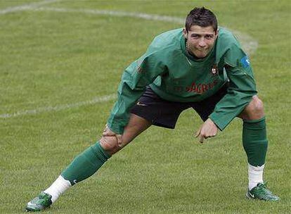 Cristiano Ronaldo realiza estiramientos durante un entrenamiento con la selección portuguesa.