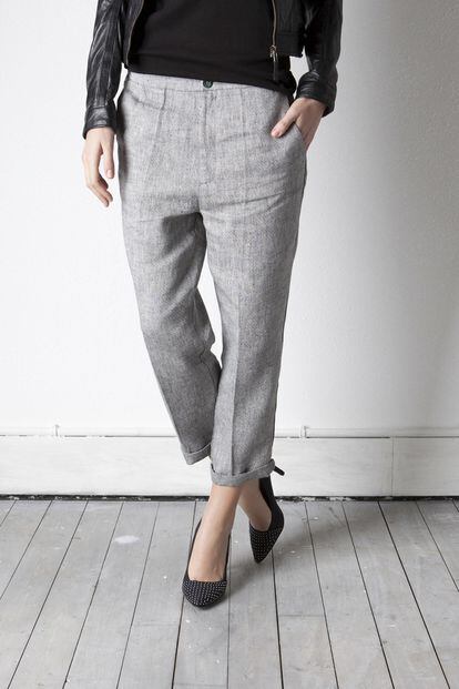 Pantalón de pinza gris de Pull & Bear. Precio: 29, 99 euros.