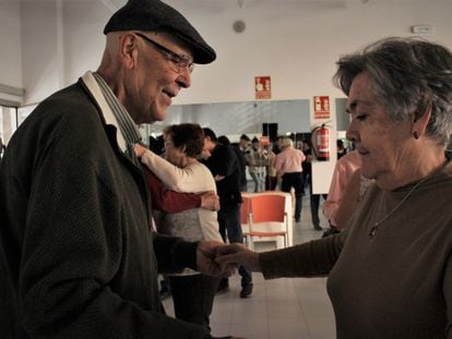 Antonio y su mujer Paqui bailan en la fiesta organizada por la Fundación 38 grados, en el Centro de Servicios Sociales Loyola de Palacio, en Madrid.