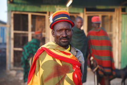 Un hombre de Turkana posa para una foto en un mercado de ganado en Lodwar, en el condado de Turkana, Kenia, el pasado 9 de febrero de 2018. Los turkanas son una de las 44 tribus del país, y es una de las de menor tamaño. Habitan la región del mismo nombre, en un remoto extremo al norte que limita con Sudán del Sur, Etiopía y Uganda.