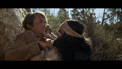 Una escena de 'La noche de los gigantes', con el apache Salvaje, a la derecha, enfrentado a Gregory Peck..