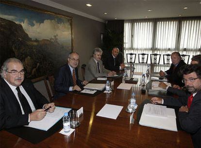 Reunión entre el Gobierno catalán y representantes de CiU el pasado 9 de agosto en Barcelona.