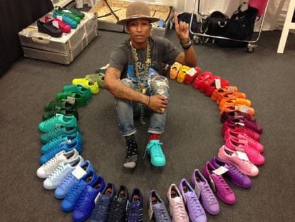 Pharrell Williams, con las zapatillas Superstar que diseñó para Adidas en la imagen publicada en Twitter.