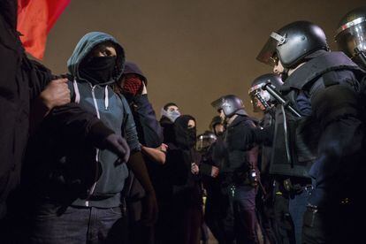 Un grupo de manifestantes se encaran a los policías antidisturbios en el centro de Madrid.