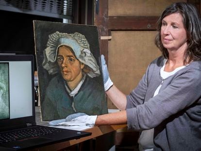 La conservadora Lesley Stevenson sujeta el 'Retrato de una campesina con cofia blanca' junto a una imagen captada con rayos x del autorretrato oculto de Van Gogh.