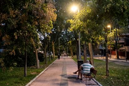 DVD 1069  (19/08/2021)Una pareja sentada en un banco del paseo principal de la Colonia El Bosque que divide en dos el vecindario.David Expósito