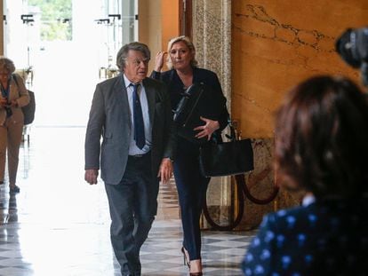 Marine Le Pen y  Gilbert Collard a su llegada a la Asamblea Nacional francesa, en París, en una imagen de archivo.