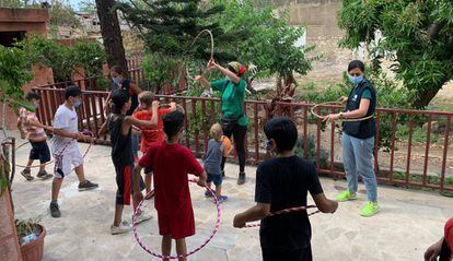 Voluntarios de la ONG libanesa Offrejoie realizan juegos con los niños del barrio de Karantina.