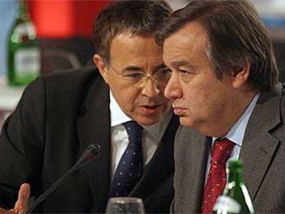 El chileno Luis Ayala y el portugués António Guterres, ayer, en la Internacional Socialista en Madrid.