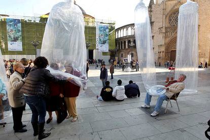 Concentración en la Plaza de la Virgen de Valencia para promover el uso del preservativo en el Día Mundial del Sida