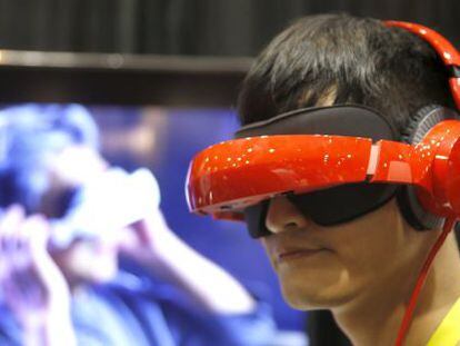 Un usuario prueba unas gafas de realidad virtual en el CES de Las Vegas.