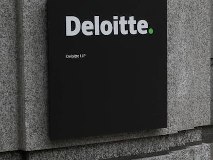 Logotipo de Deloitte en la fachada de su oficina en Londres.