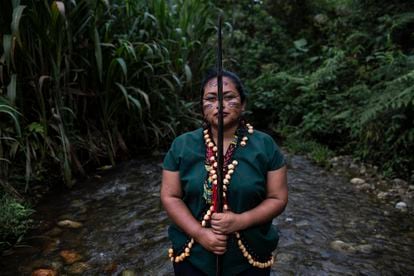 Alexandra Narváez, de la comunidad cofán de Sinangoe, es parte de la guardia indígena constituida en 2017 en respuesta a la concesión inconsulta de territorio cofán para actividades mineras. Pincha en la imagen para ver la fotogalería completa.