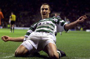 Larsson celebra un gol con el Celtic.