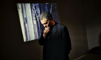 Amos Gitai en la exposición que el Reina Sofía dedica su obra.