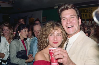 Los actores Jennifer Gray y Patrick Swayze asisten a una fiesta de Vestron Pictures después de la proyección Dirty Dancing, 1987.