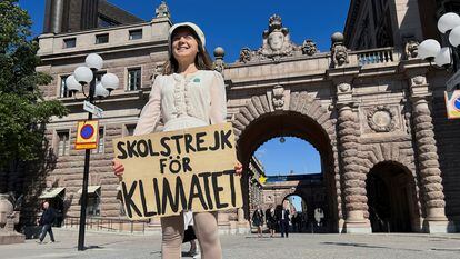Greta Thunberg sujeta un cartel que dice "Huelga escolar por el clima", frente al Parlamento sueco, en Estocolmo, el 9 de junio de 2023.