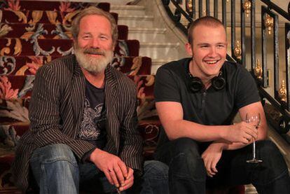 El director Peter Mullan y el actor Connor McCarron celebran el triunfo de <i>Neds.</i><b> </b>