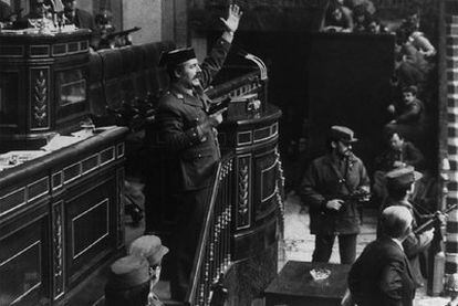 El teniente coronel Tejero, amenazando la democracia desde la tribuna del Congreso el 23-F de 1981.