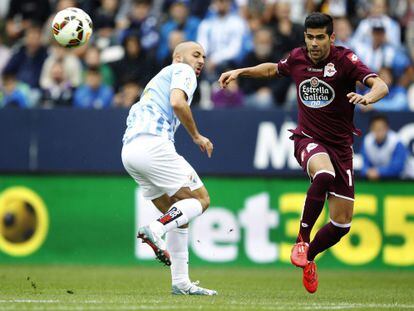 Juanfran Moreno despeja ante Amrabat.