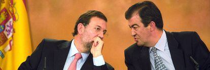 Mariano Rajoy, vicepresidente primero del Gobierno, junto a Francisco Álvarez-Cascos, ministro de Fomento, el 22 de noviembre de 2002, durante una rueda de prensa en el palacio de la Moncloa