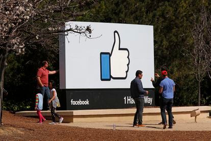 Visitantes se hacen fotos ante el famoso signo de "me gusta" en la sede de Facebook en Menlo Park (California) en una foto de archivo de marzo de 2018.