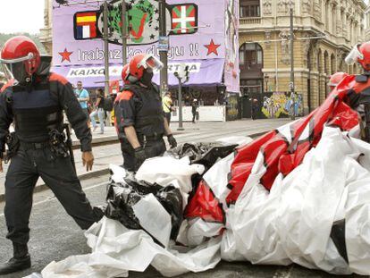 La Ertzaintza retira varios carteles y fotos de presos de ETA colocados en la comparsa &#039;Kaskagorri&#039; en agosto de 2009. 