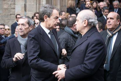 El rector de la basílica ha recordat José Manuel Lara Bosch com "un editor global" i "un gegant de la cultura", "un home humil i senzill, que va ajudar els altres i l'Església". A la imatge, l'expresident José Luis Rodríguez Zapatero i el ministre de l'Interior, Jorge Fernández Díaz.