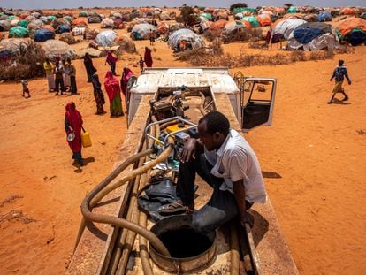 Población somalí desplazada en Luglow se congrega en torno a un punto de colección de agua, el pasado diciembre.