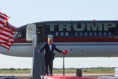 Donald Trump, tres bajarse del avión para dar el mitin en el aeropuerto de Waco (Texas).