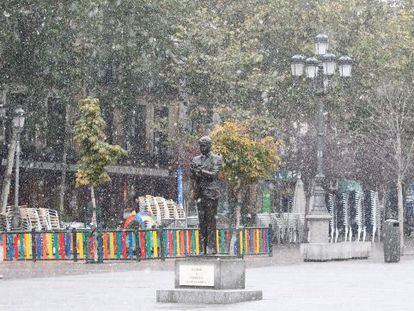 La estatua de Federico García Lorca en medio de la nevada de 2011, en la plaza de Santa Ana, en Madrid.
