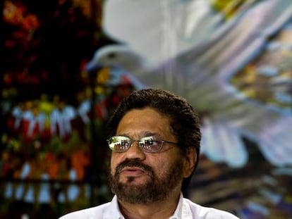 Iván Márquez, el que fuera jefe negociador de las FARC, habla a los medios en la Habana, durante las conversaciones de paz con el Gobierno, el 13 de octubre de 2013.